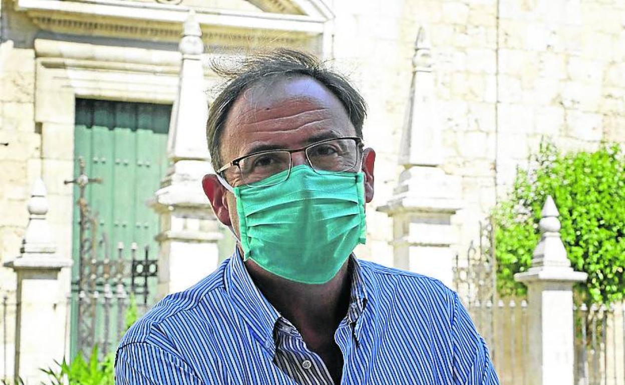 Alfonso Polanco, frente a la fachada de la Iglesia de la Compañía.