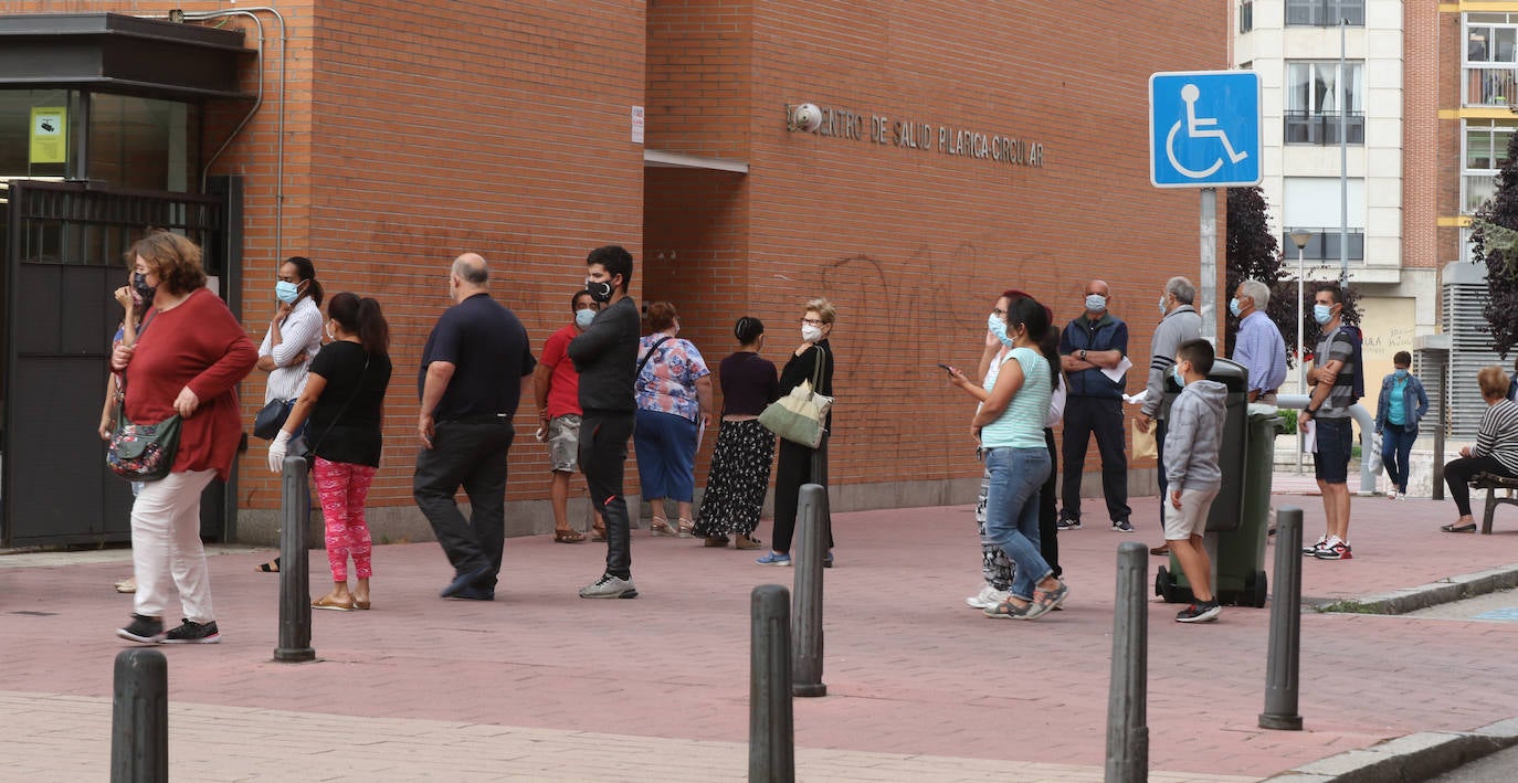 Fotos: Colas para realizarse las pruebas PCR en el Centro de Calud Pilarica Circular