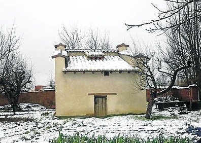 Imagen secundaria 1 - Arriba, iglesia de Villantodrigo dedicada a San Quirico y Santa Julita; palomar rehabilitado por un vecino y retablo de la Oración del Huerto de la iglesia de San Andrés, expuesto en la exposición las Edades del Hombre .