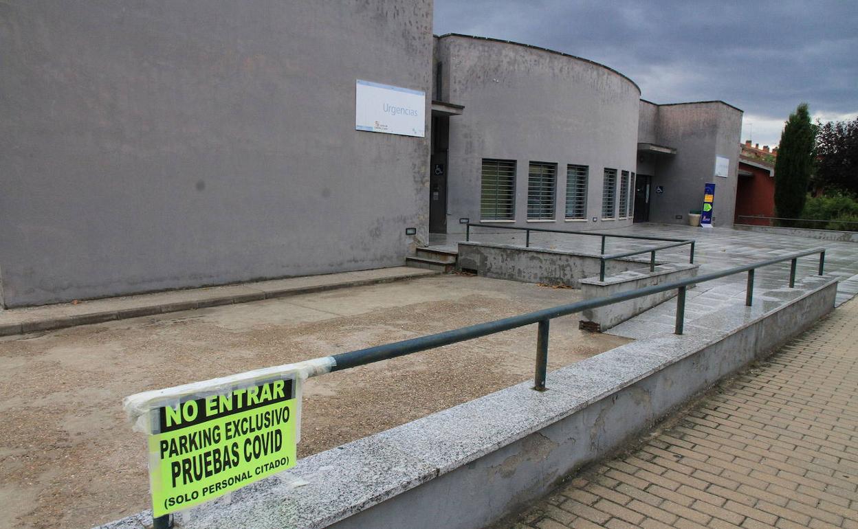 Entrada al centro de salud de Cantalejo, estos días en los que se ha declarado un brote activo. 