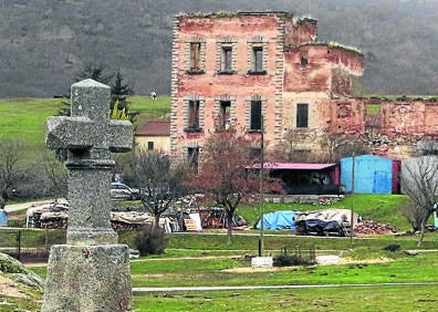 Imagen secundaria 1 - Arriba, fuente monumental en los jardines del palacio; palacio de Valsaín, en ruina e iglesia de los Dolores en la plaza del mismo nombre en La Granja. .