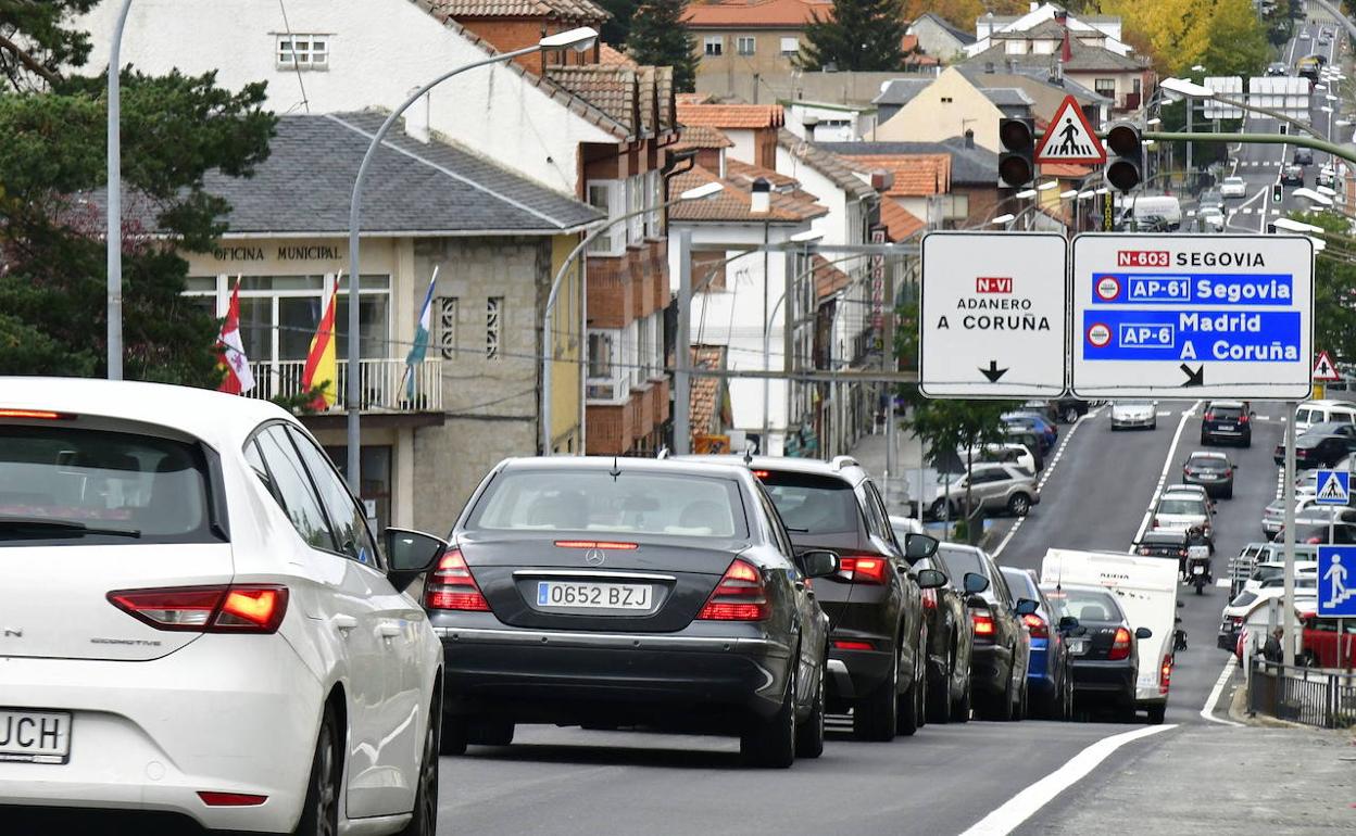 Retenciones en la carretera Nacional VI a su paso por San Rafael. 