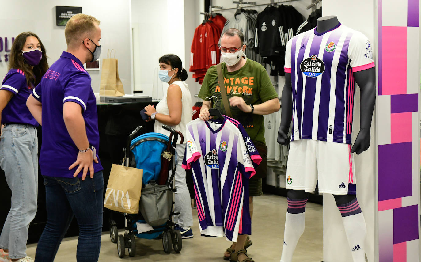 Los aficionados empiezan a comprar las nuevas camisetas del Real Valladolid. 