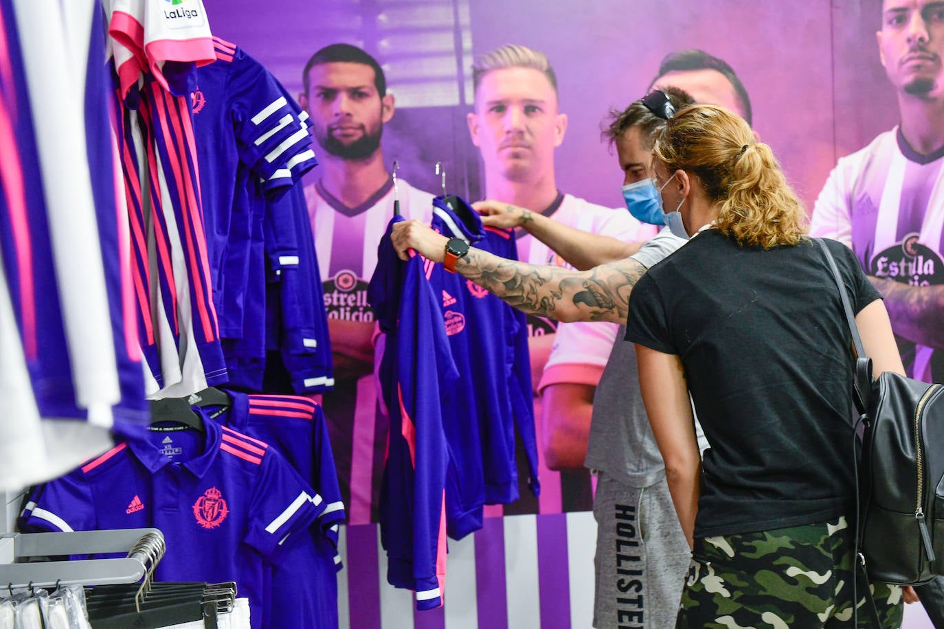 Los aficionados empiezan a comprar las nuevas camisetas del Real Valladolid. 