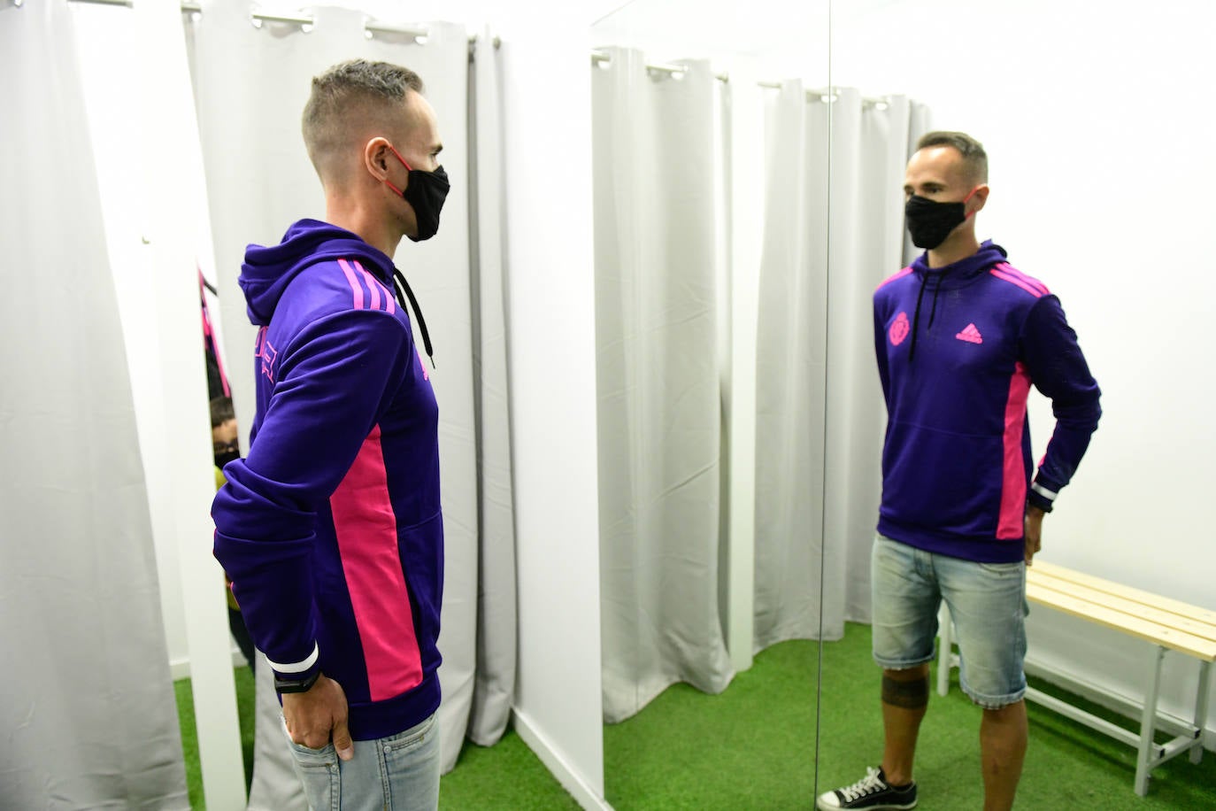 Los aficionados empiezan a comprar las nuevas camisetas del Real Valladolid. 