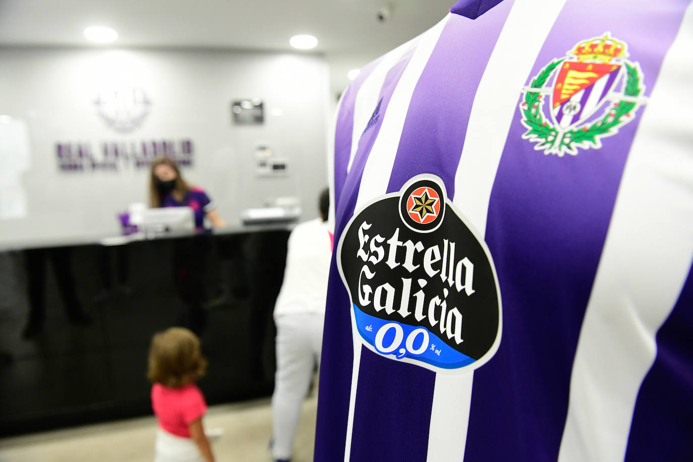 Los aficionados empiezan a comprar las nuevas camisetas del Real Valladolid. 
