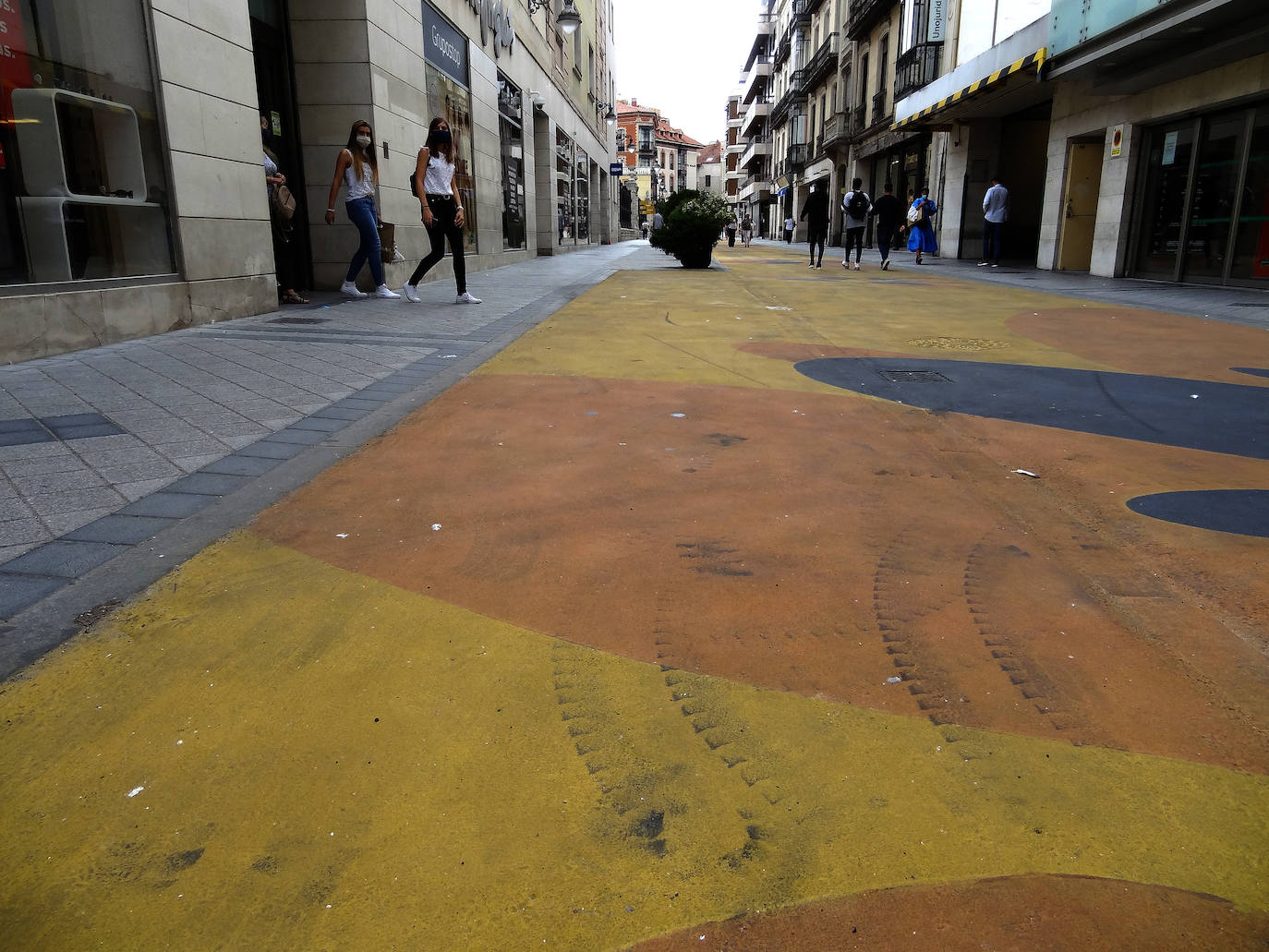 Trabajos de pintura del mural sobre la calzada de la calle Claudio Moyano, en Valladolid