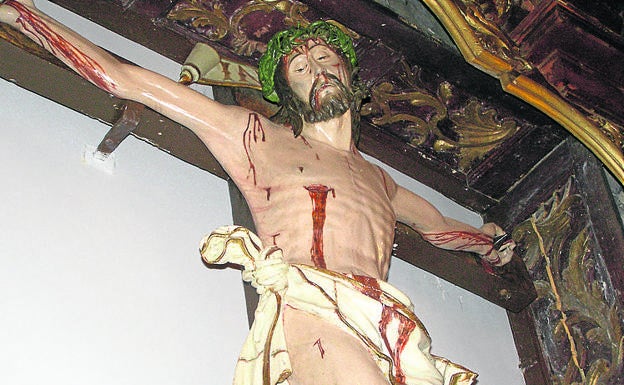 Imagen principal - Arriba, Cristo del Amparo en Moslares de la Vega; rollo jurisdiccional del monasterio de Santa María de la Vega, conservado en el cementerio y detalle del relicario de plata con el antebrazo de San Torcuato. 