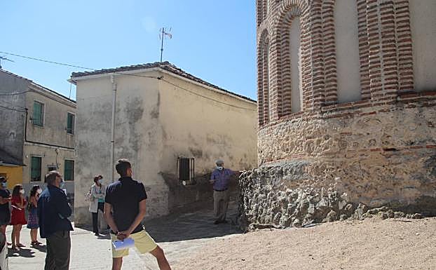 El grupo atiende a las explicaciones del profesor Juan Carlos Llorente. 