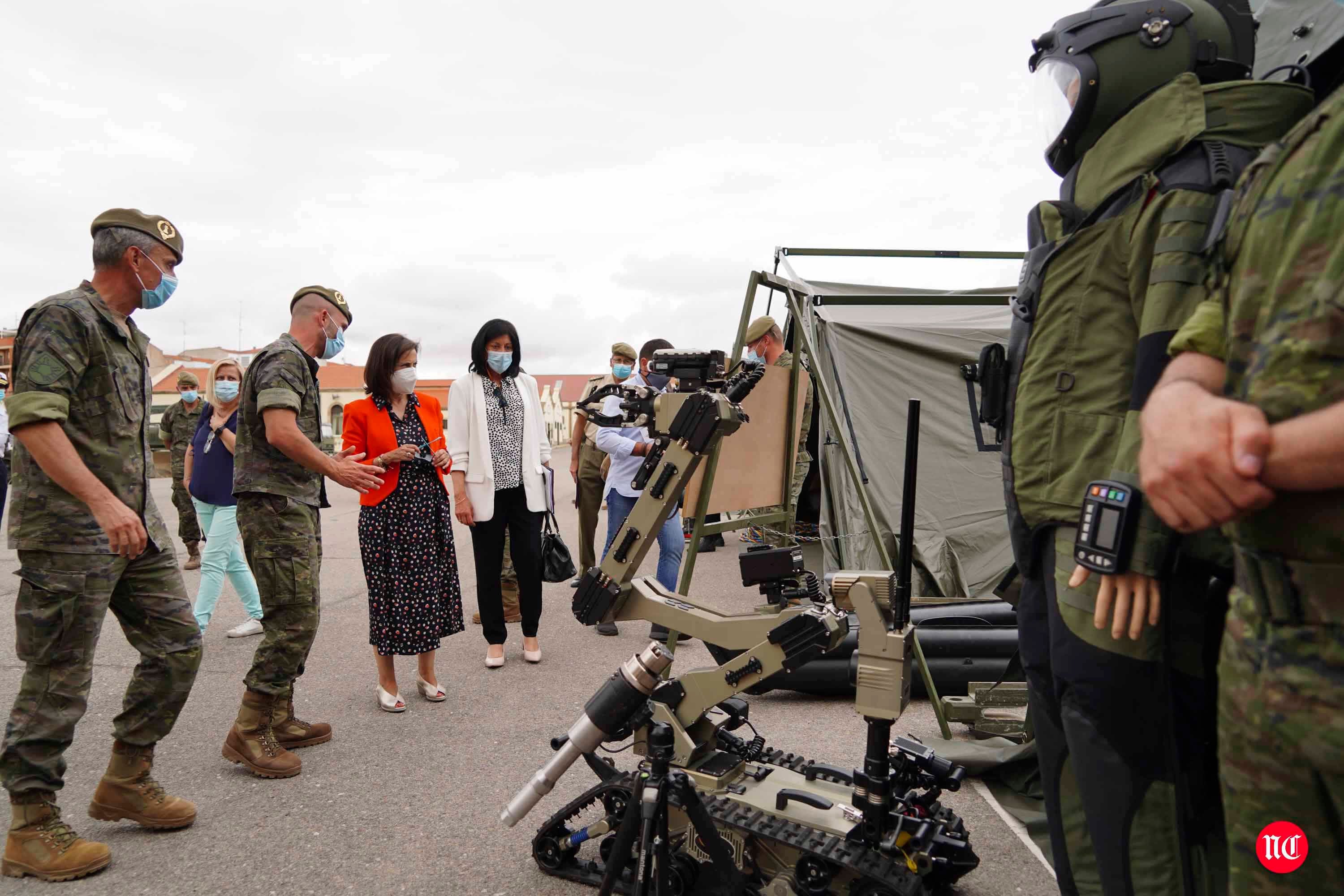 Visita de la ministra al cuartel de Arroquia en Salamanca. 