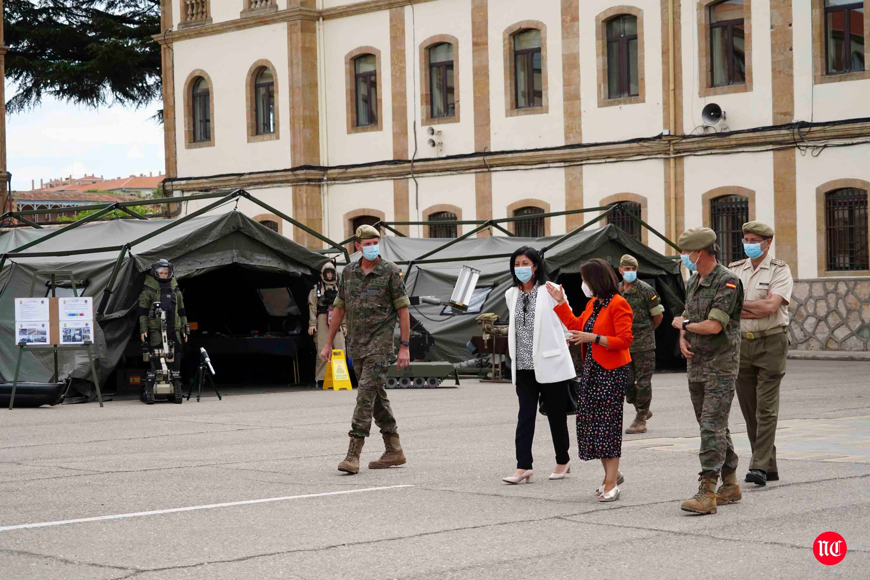 Visita de la ministra al cuartel de Arroquia en Salamanca. 
