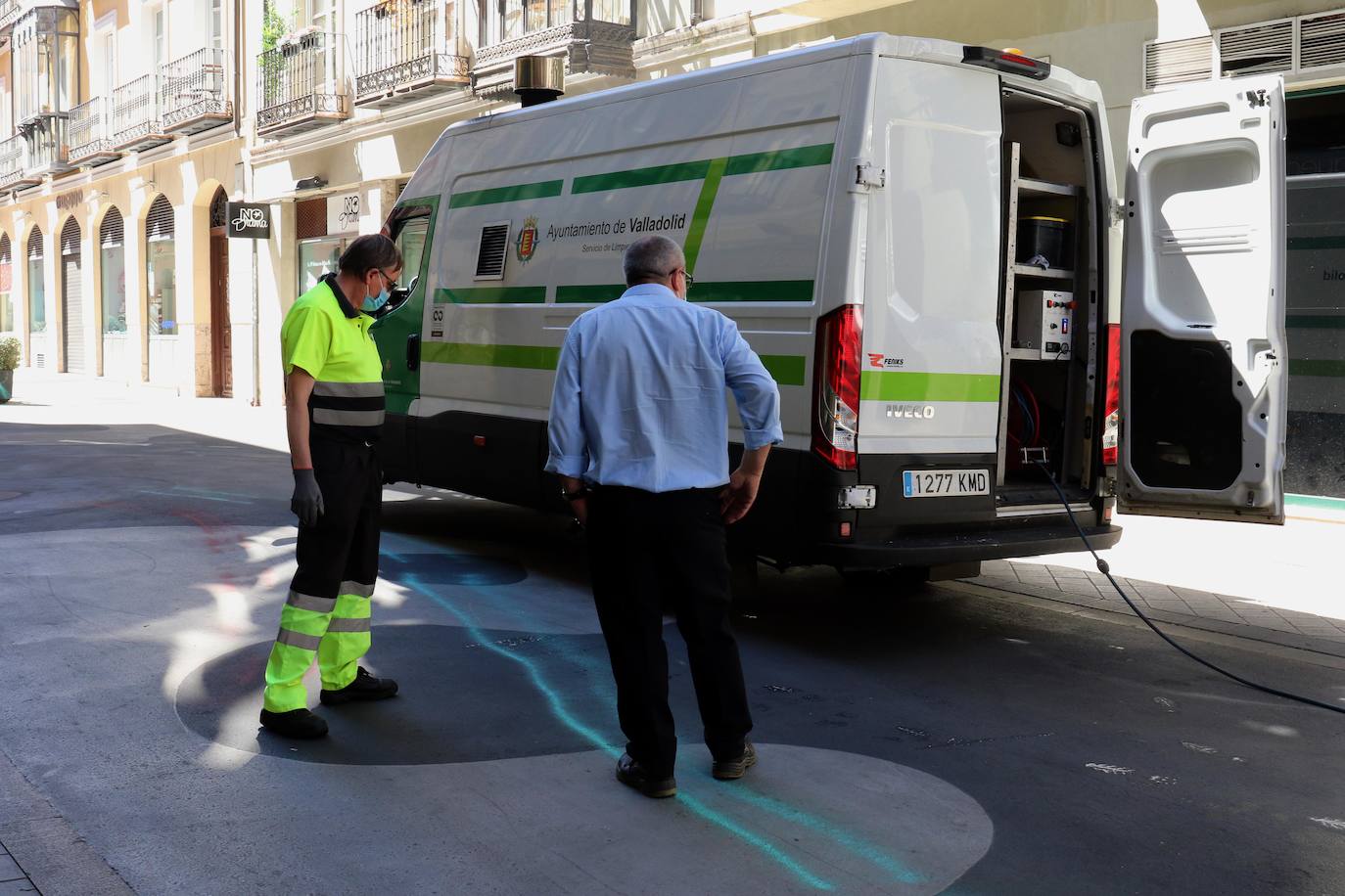 Fotos: Pintadas en la calzada de la calle Regalado