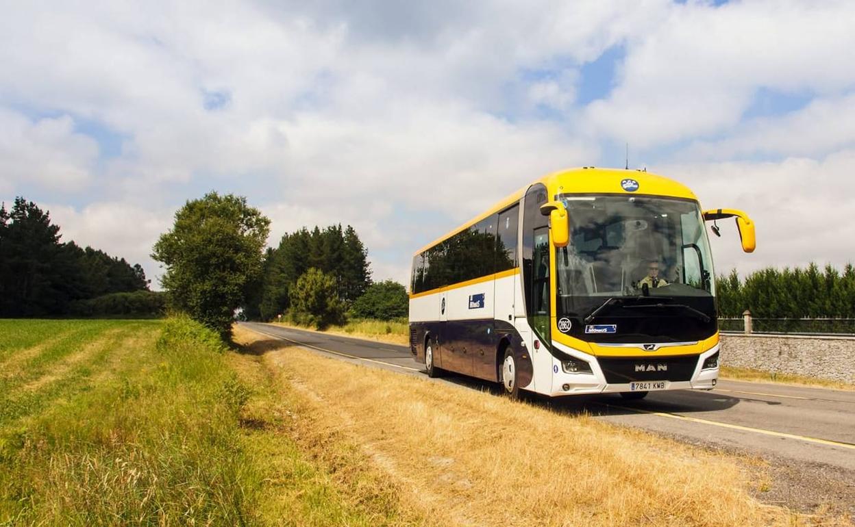 La línea de autobús Salamanca-Coria sólo funciona los martes y jueves con parada a demanda. 