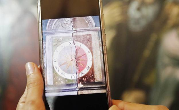 Detalle del reloj de la obra del Maestro Benito al ser limpiado.