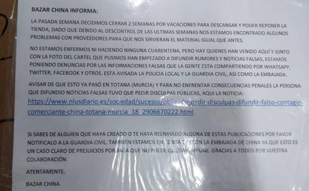 Comunicado que los propietarios del Bazar China de Íscar se han visto obligados a colocar en su negocio para desmentir el bulo de que estaban enfermos.