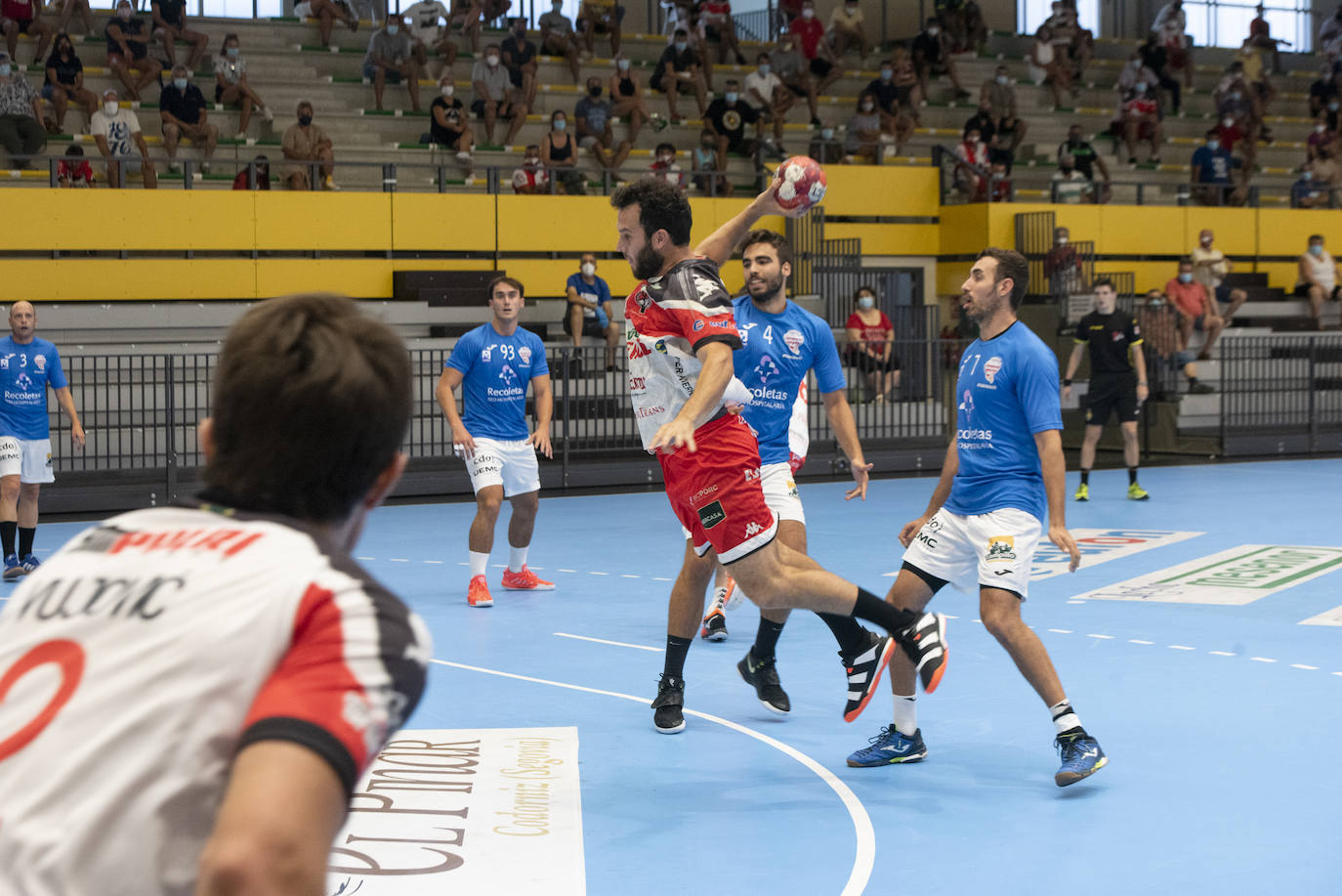 Un duelo intenso y vertiginoso en el pabellón navero. 