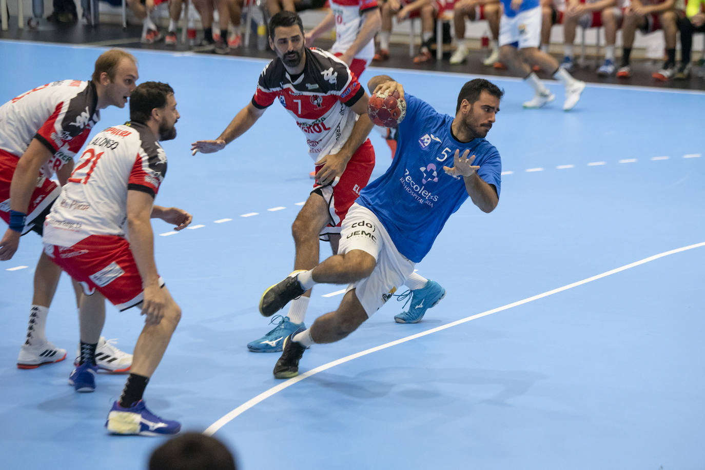 Un duelo intenso y vertiginoso en el pabellón navero. 