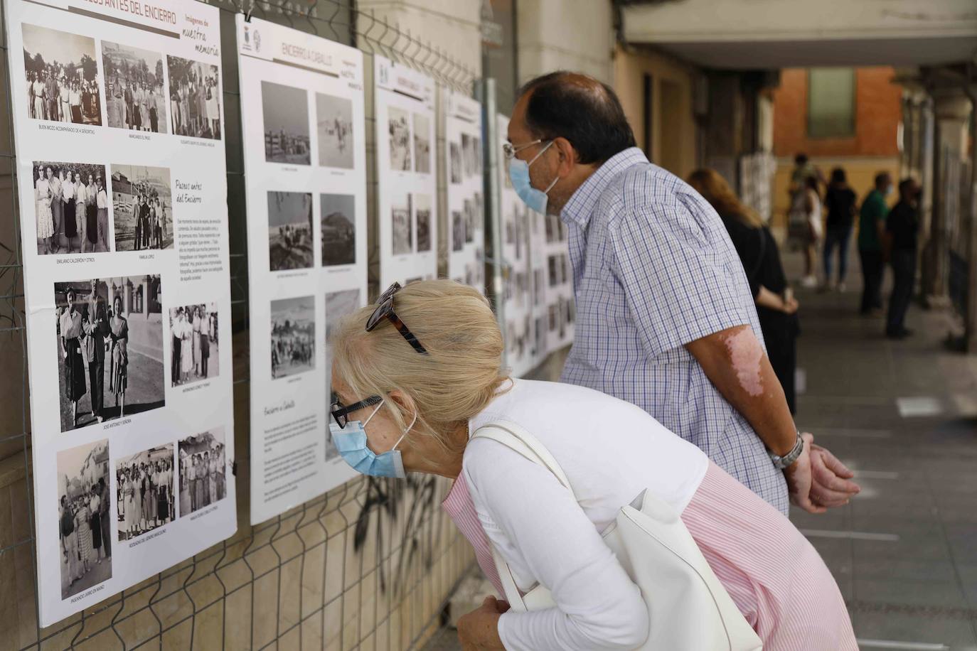 Los soportales de la calle Empecinado, junto a la plaza de España, acogen la muestra. 