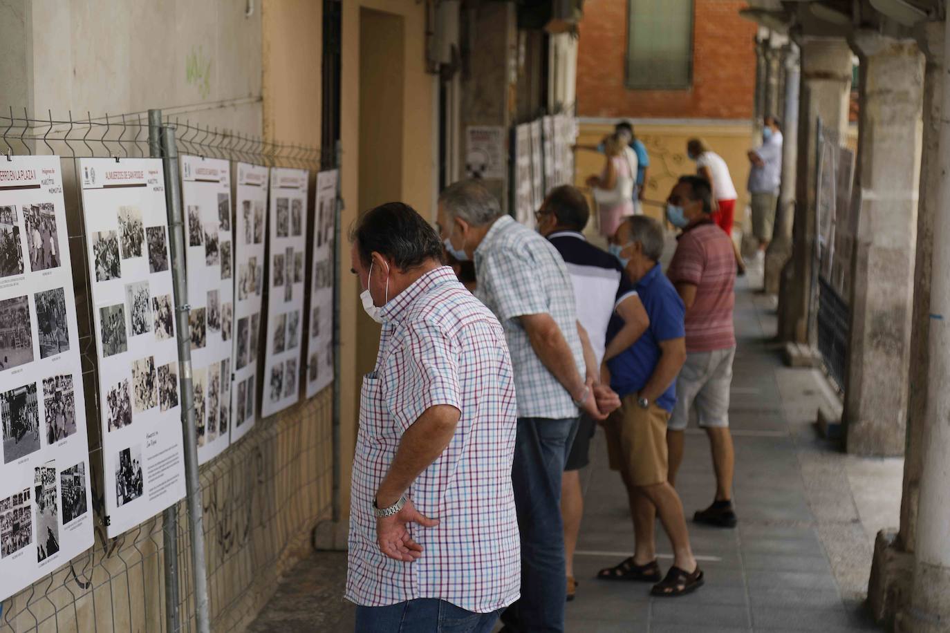 Los soportales de la calle Empecinado, junto a la plaza de España, acogen la muestra. 
