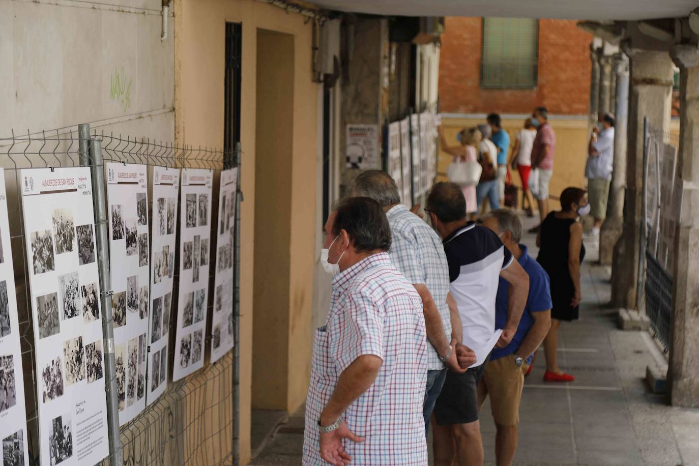 Los soportales de la calle Empecinado, junto a la plaza de España, acogen la muestra. 