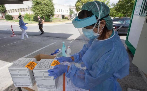 La pandemia vuelve a cebarse con el personal sanitario