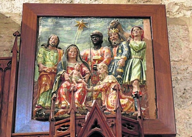 Imagen secundaria 1 - Arriba, arco de entrada a la Plaza Mayor de Pesquera de Duero; debajo, relieve de la Epifanía y Cristo del siglo XVII, en la ermita del Santo Cristo.