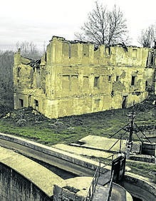 Imagen secundaria 1 - Arriba, Sala capitular de estilo románico del monasterio; debajo, la vieja fábrica de luz hoy arruinada y el limpresionante juego de esclusas de Calahorra de Ribas, donde comenzó a excavarse el Canal de Castilla.. 