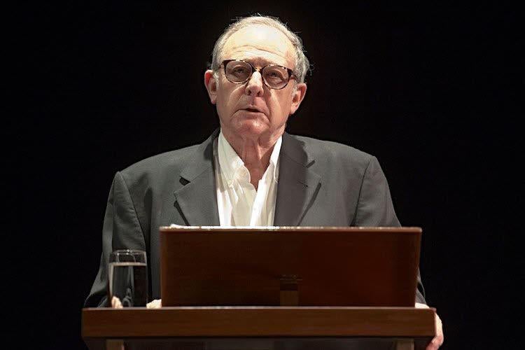Emilio Gutiérrez Caba, durante una lectura de 'La regenta' en el Calderón. 