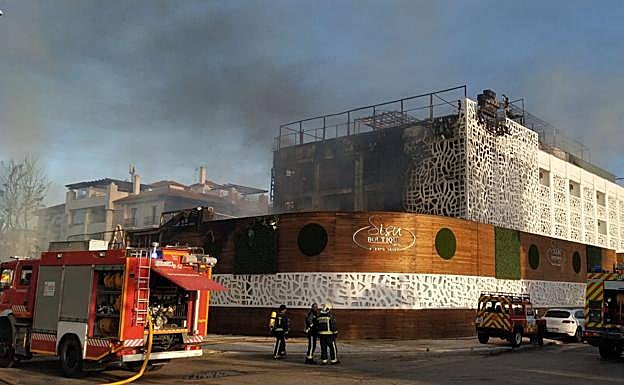 Imagen principal - Un muerto y varios heridos en el incendio de un hotel en Marbella