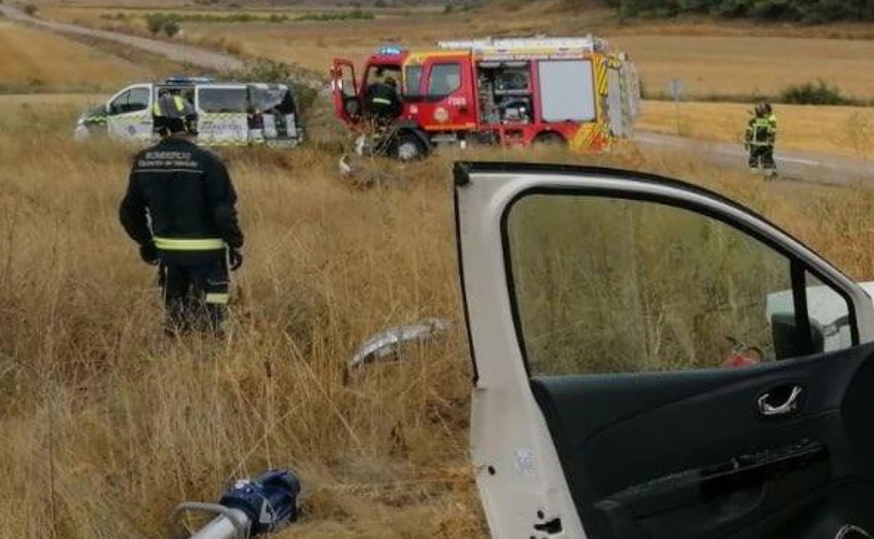 Los servicios de emergencia trabajan en el lugar del accidente. 