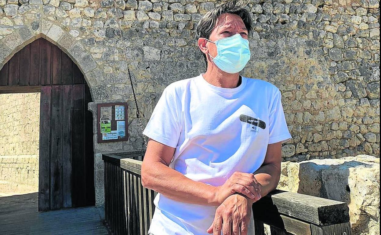 Nunilo Gato, ante la puerta de acceso al castillo de la localidad. 