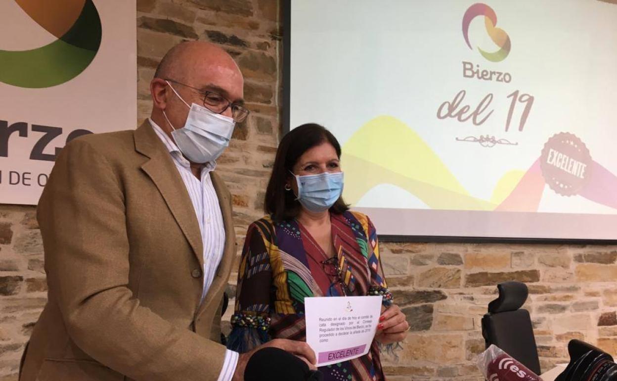 Jesús Julio Carnero y Misericordia Bello anuncian la calificación de 2019 la DO Bierzo. 