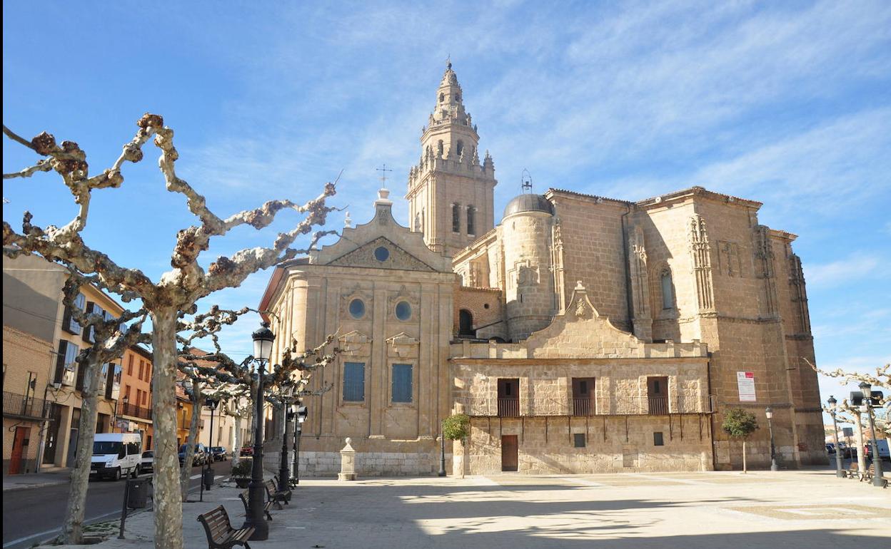 Iglesia de los Santos Juanes, en Nava del Rey, en una imagen de archivo.
