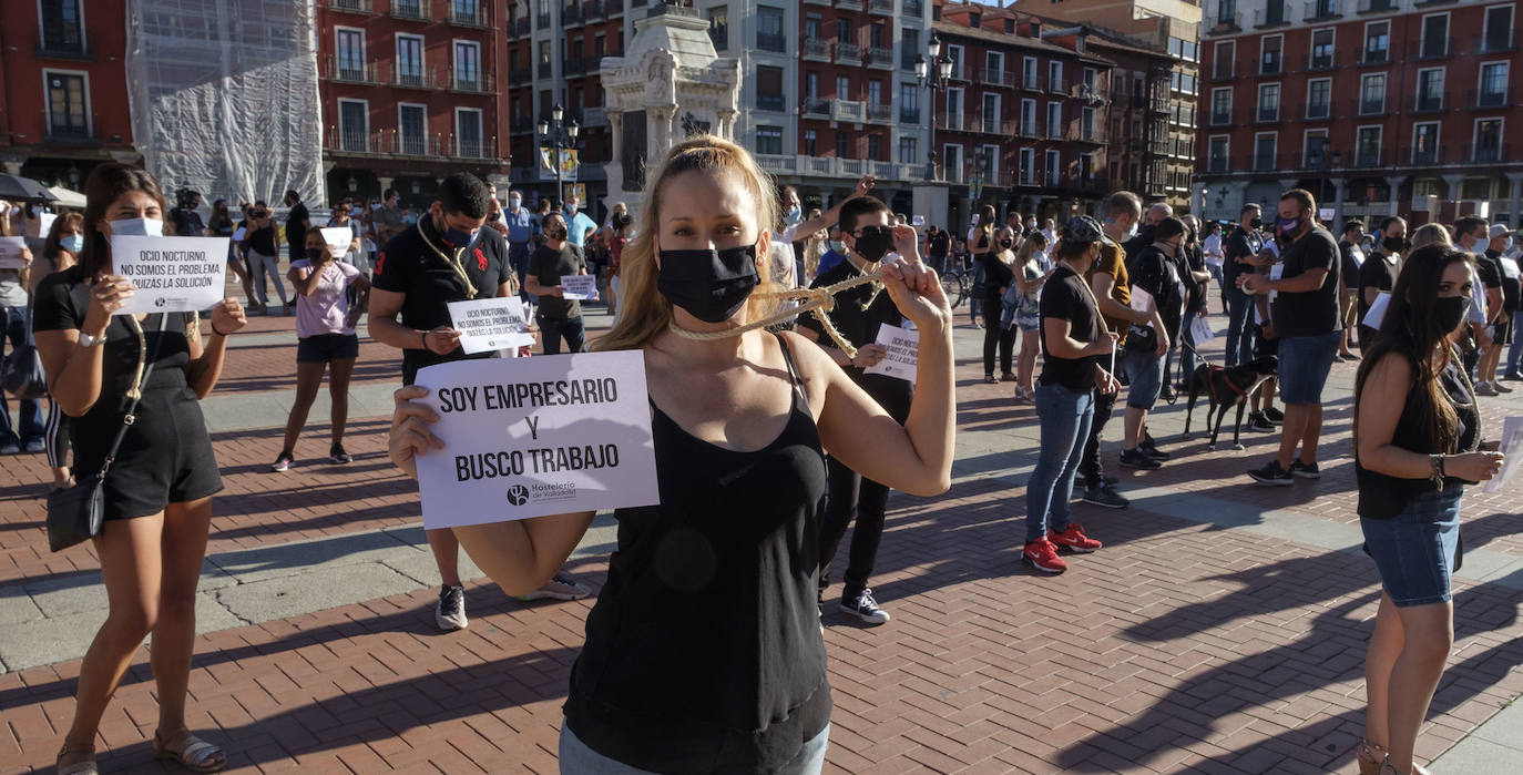 La Plaza Mayor de Valladolid ha acogido en la tarde de este sábado una protesta de los hosteleros contra las restricciones impuestas al sector por la pandemia del coronavirus. 