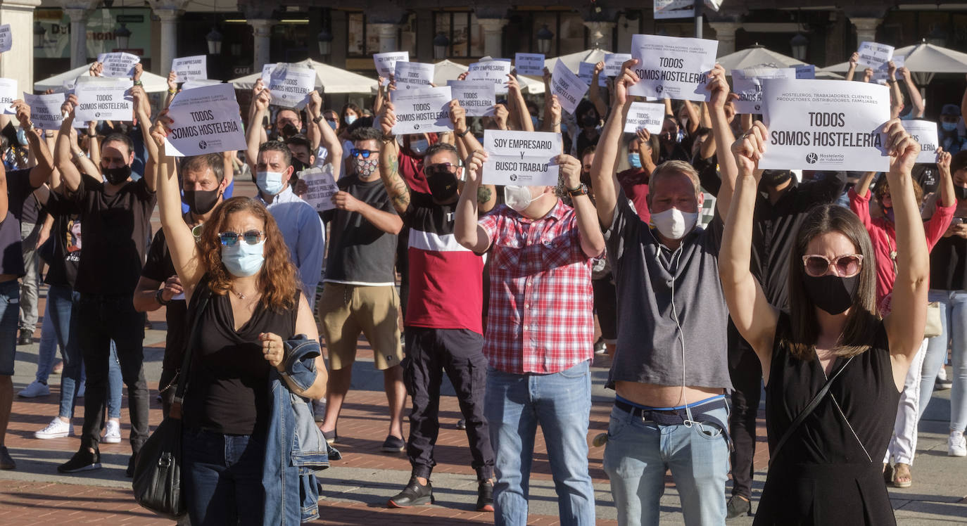 La Plaza Mayor de Valladolid ha acogido en la tarde de este sábado una protesta de los hosteleros contra las restricciones impuestas al sector por la pandemia del coronavirus. 