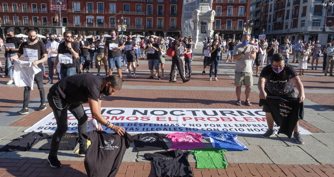 La Plaza Mayor de Valladolid ha acogido en la tarde de este sábado una protesta de los hosteleros contra las restricciones impuestas al sector por la pandemia del coronavirus. 