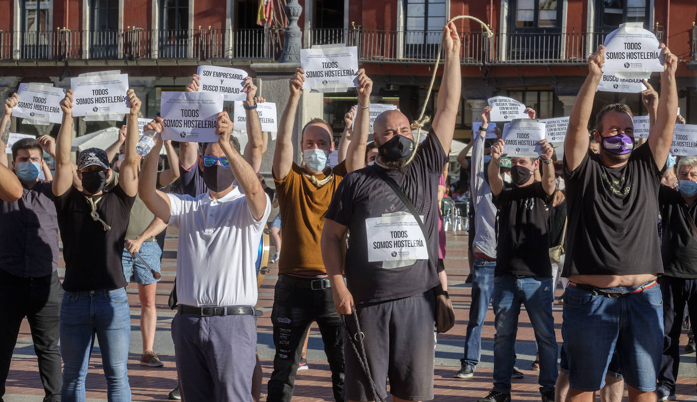 La Plaza Mayor de Valladolid ha acogido en la tarde de este sábado una protesta de los hosteleros contra las restricciones impuestas al sector por la pandemia del coronavirus. 