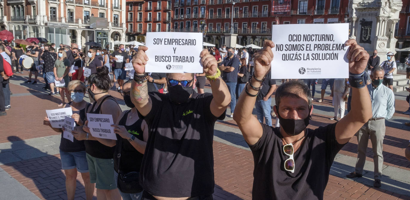 La Plaza Mayor de Valladolid ha acogido en la tarde de este sábado una protesta de los hosteleros contra las restricciones impuestas al sector por la pandemia del coronavirus. 