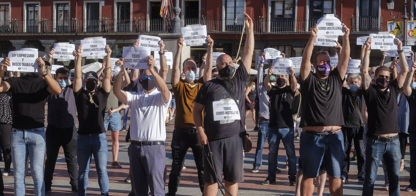 La Plaza Mayor de Valladolid ha acogido en la tarde de este sábado una protesta de los hosteleros contra las restricciones impuestas al sector por la pandemia del coronavirus. 