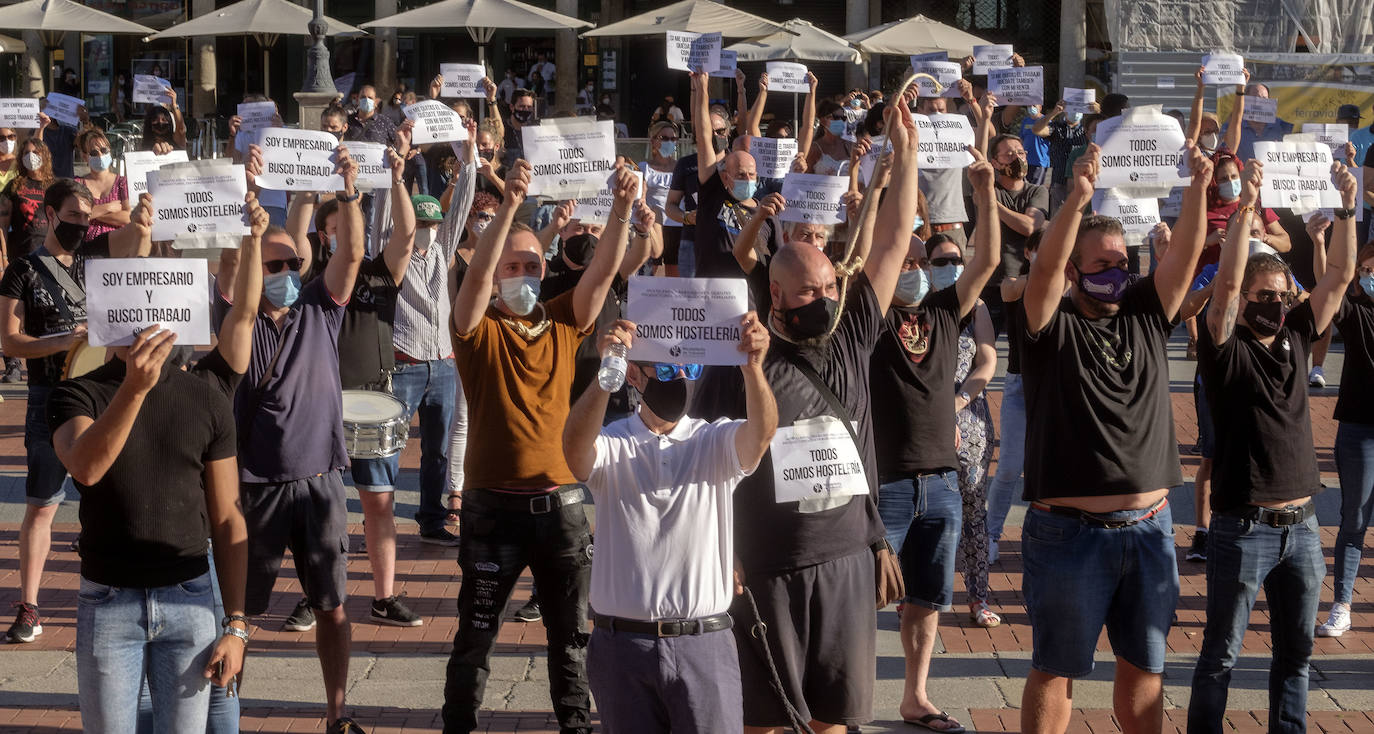 La Plaza Mayor de Valladolid ha acogido en la tarde de este sábado una protesta de los hosteleros contra las restricciones impuestas al sector por la pandemia del coronavirus. 