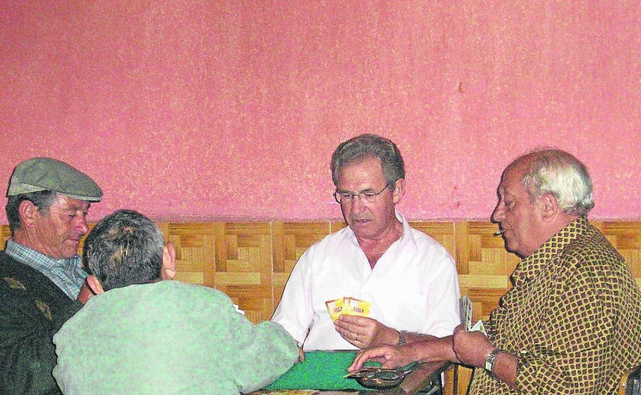 Salvador jugando la partida de cartas junto a vecinos de Porto durante un verano pasado.