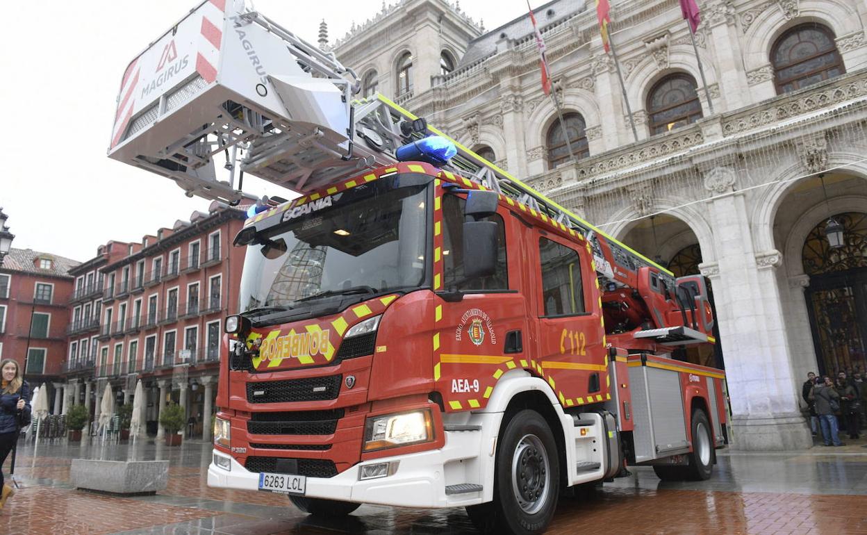 Camión escala de los Bomberos en la Plaza Mayor de Valladolid.