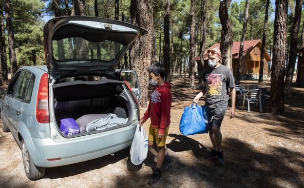 Sergio y su hijo recogen los bártulos de un camping tras conocer el confinamiento de Cantalejo.