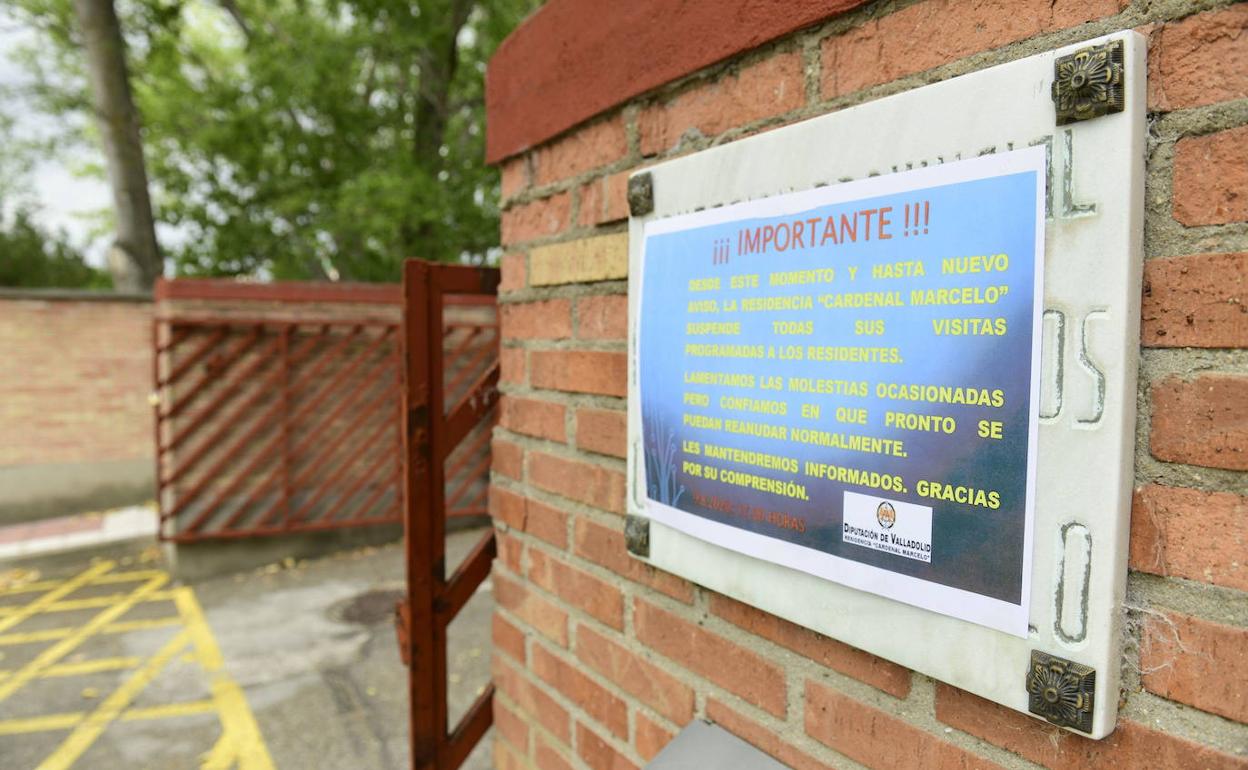 Aviso en la puerta de la residencia Cardenal Marcelo de Valladolid. 