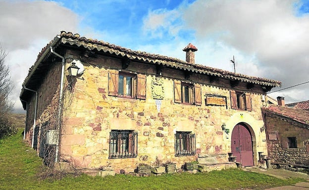 Imagen principal - Arriba, casa blasonada del siglo XVIII en San Mamés de Zalima; debajo, exterior de la iglesia románica de la localidad de Monasterio y depósito de agua para las locomotoras de vapor de la línea de vía estrecha del norte.
