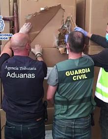 Imagen secundaria 2 - La mercancía intervenida ronda sobre las 150 toneladas entre hoja y picadura de tabaco y 250.000 cigarrillos de Malboro falsos. 