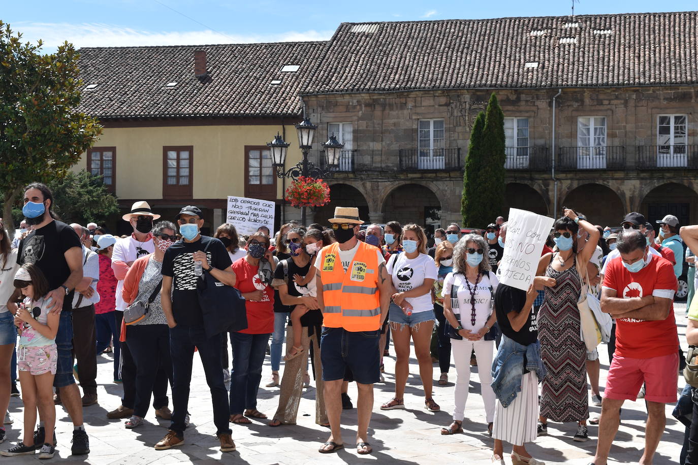 Protesta contra las macrogranjas en Aguilar.