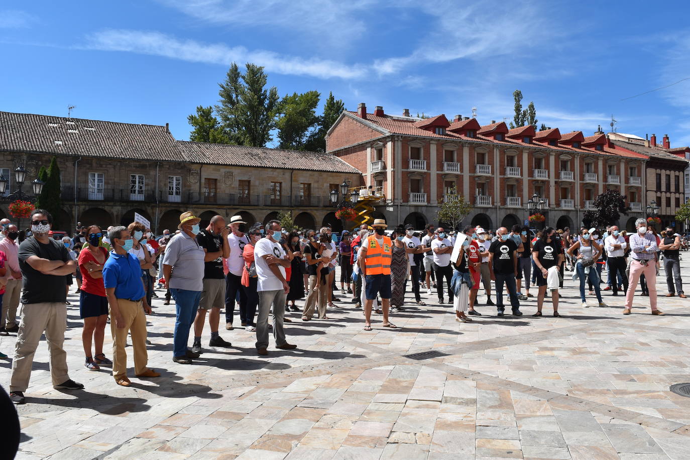 Protesta contra las macrogranjas en Aguilar.