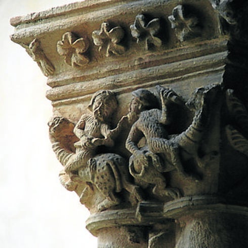 Escenas de uno de los capiteles del claustro del monasterio.