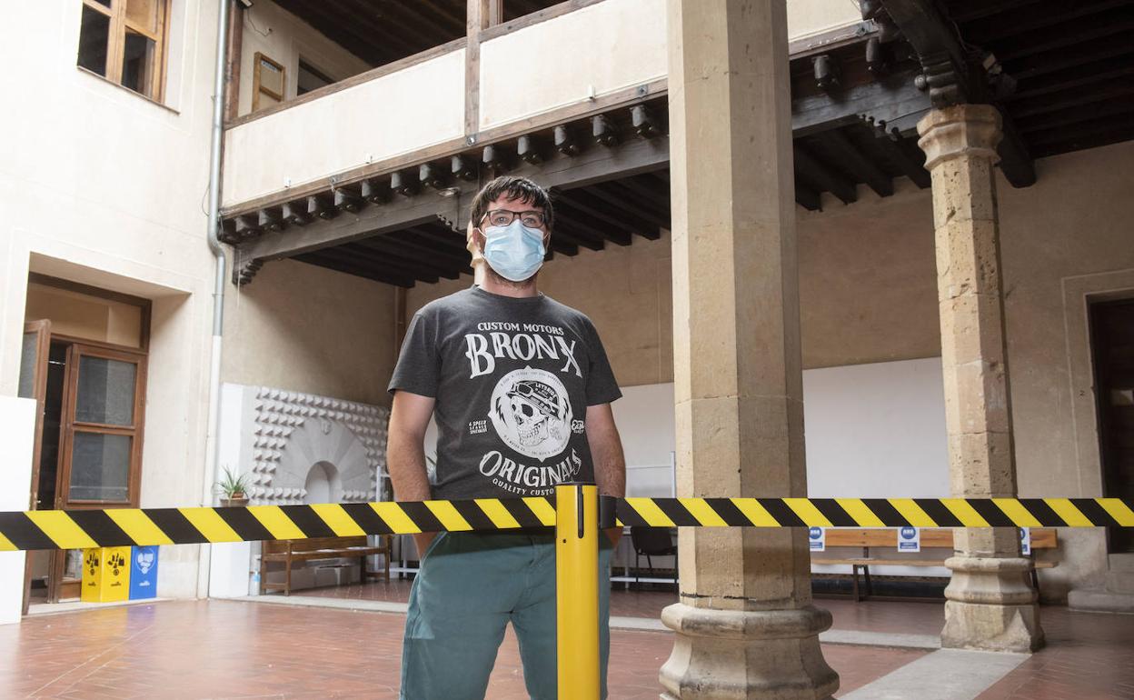 El director del centro, Alberto Albarrán, posa en el patio de la Casa de los Picos, donde se han instalado medidas de seguridad. 